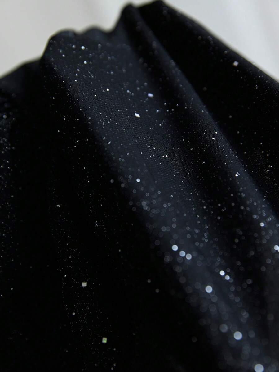 بلوزة قصيرة أنيقة لامعة من Elamini بفتحة رقبة على شكل هالتر وظهر متقاطع