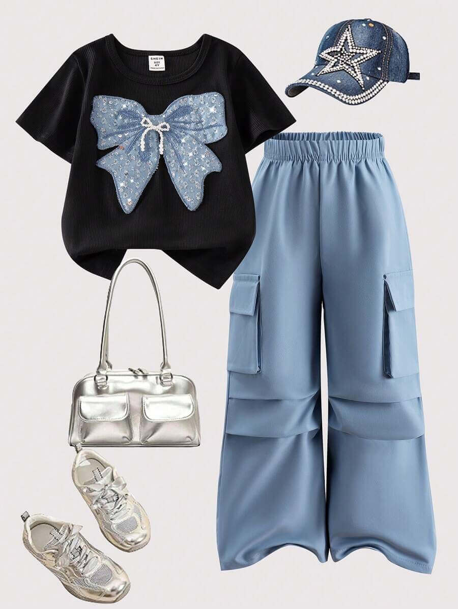 طقم بناتي مكون من قطعتين من تي شيرت بأكمام قصيرة باللون الأسود مع فيونكة زرقاء لامعة وبنطلون كارغو، مناسب للصيف
