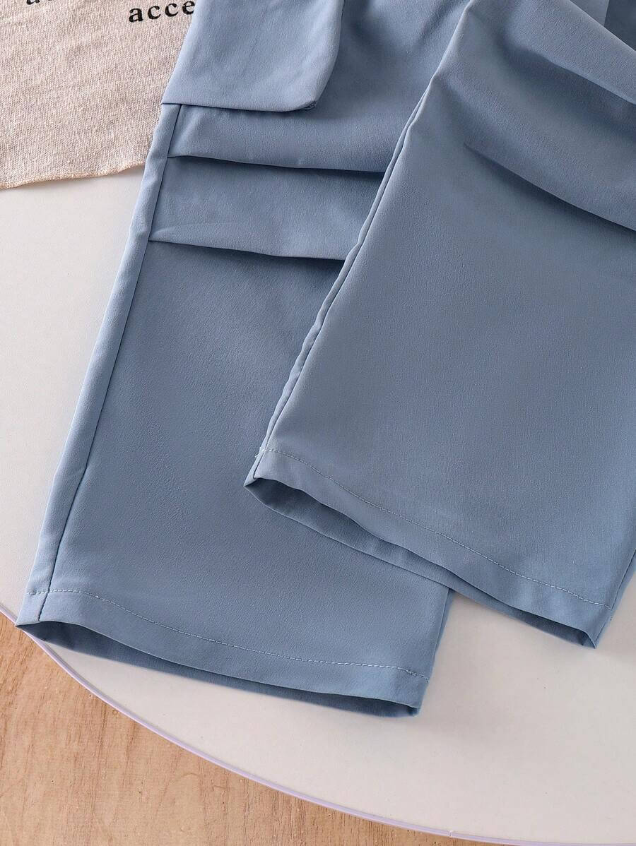 طقم بناتي مكون من قطعتين من تي شيرت بأكمام قصيرة باللون الأسود مع فيونكة زرقاء لامعة وبنطلون كارغو، مناسب للصيف