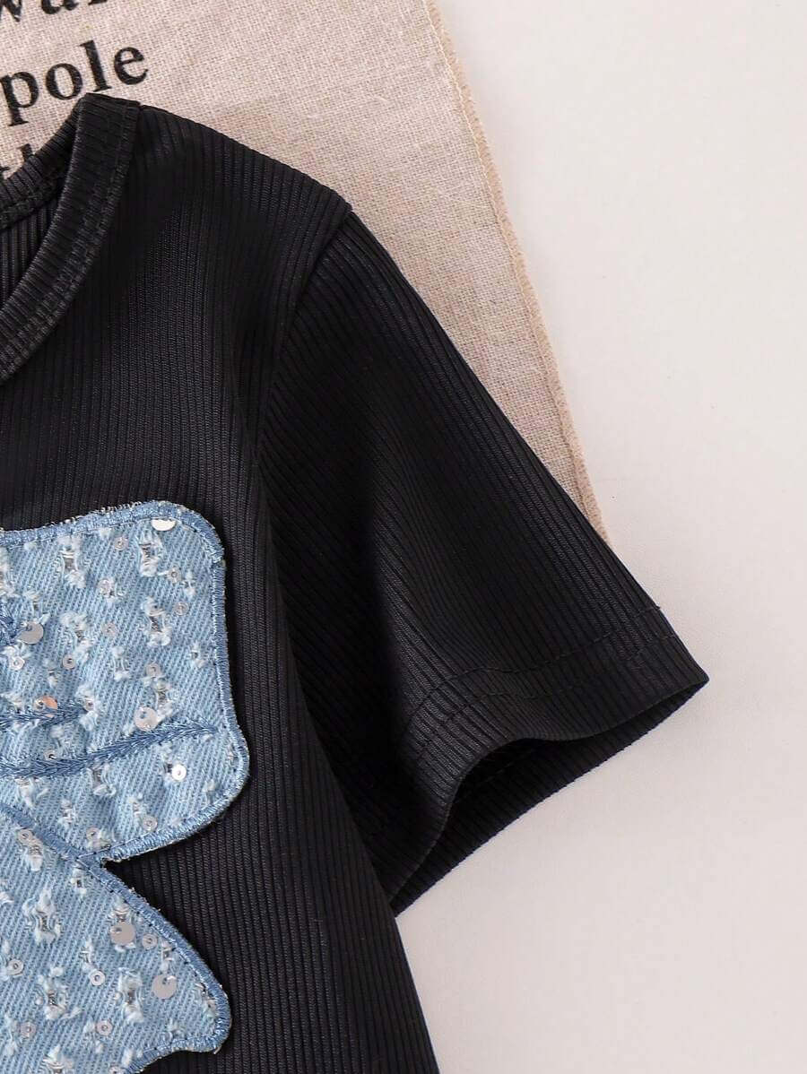 طقم بناتي مكون من قطعتين من تي شيرت بأكمام قصيرة باللون الأسود مع فيونكة زرقاء لامعة وبنطلون كارغو، مناسب للصيف