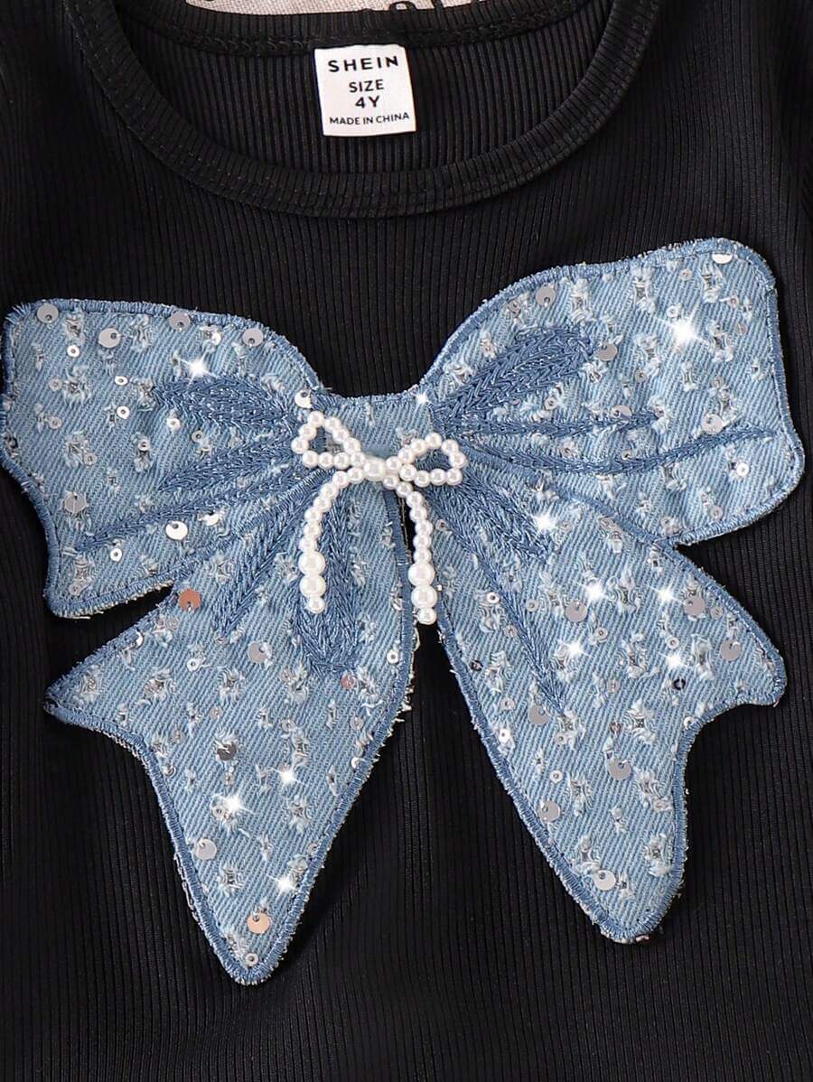 طقم بناتي مكون من قطعتين من تي شيرت بأكمام قصيرة باللون الأسود مع فيونكة زرقاء لامعة وبنطلون كارغو، مناسب للصيف