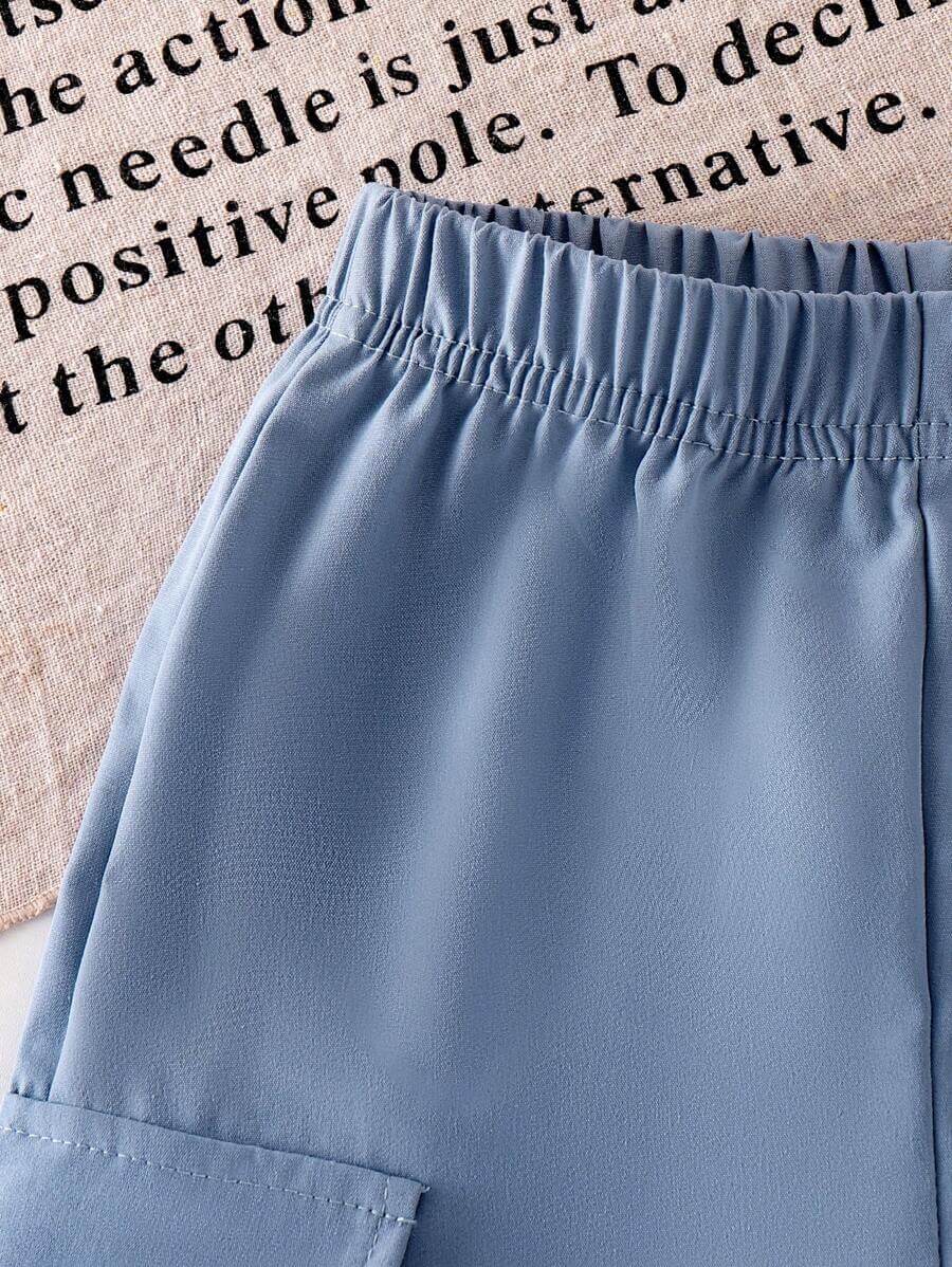 طقم بناتي مكون من قطعتين من تي شيرت بأكمام قصيرة باللون الأسود مع فيونكة زرقاء لامعة وبنطلون كارغو، مناسب للصيف