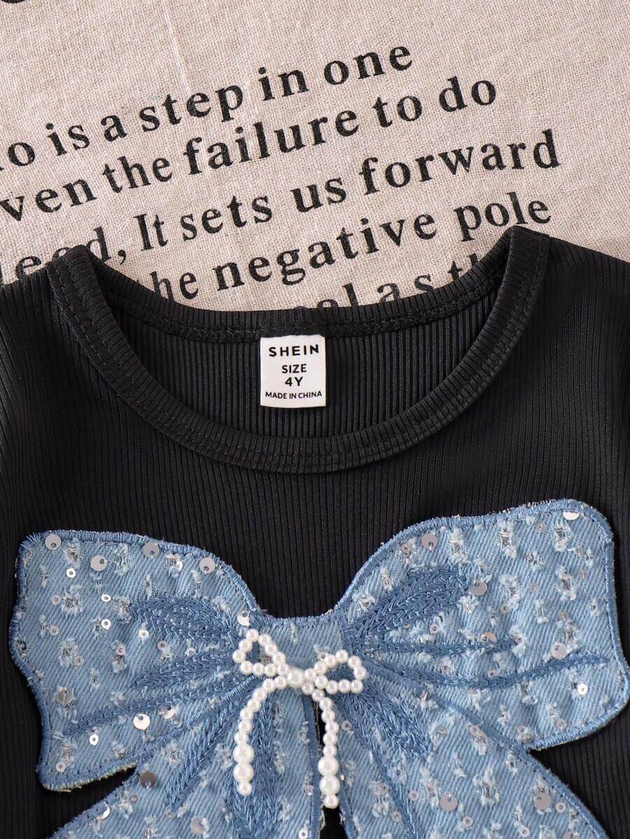 طقم بناتي مكون من قطعتين من تي شيرت بأكمام قصيرة باللون الأسود مع فيونكة زرقاء لامعة وبنطلون كارغو، مناسب للصيف