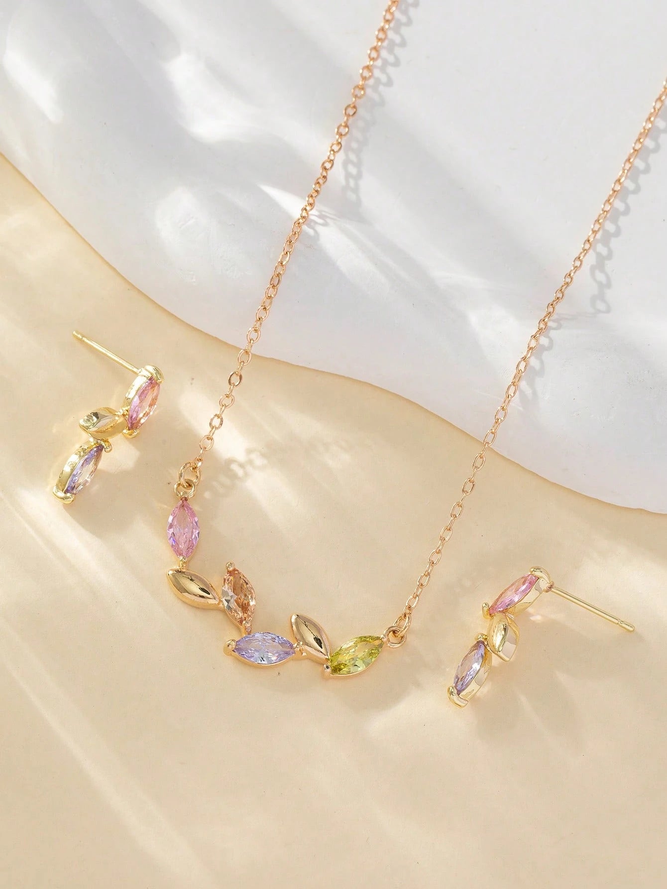 طقم مجوهرات نسائي سبائك النحاس بحجر الراين الملون بتصميم ورقة أنيق