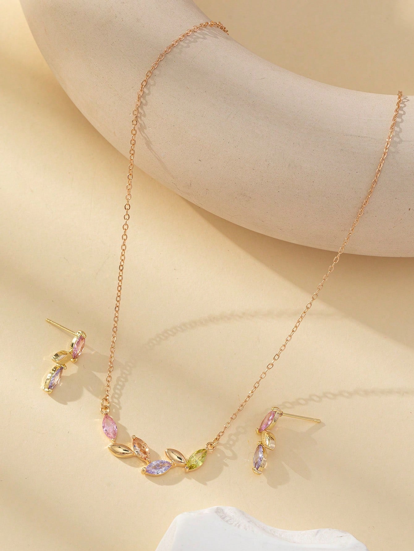 طقم مجوهرات نسائي سبائك النحاس بحجر الراين الملون بتصميم ورقة أنيق