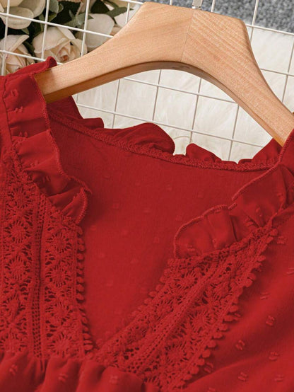 بلوزة  مقاس كبير بلون سادة – بدون أكمام بياقة V وتفاصيل دانتيل وكشكش أنثوية