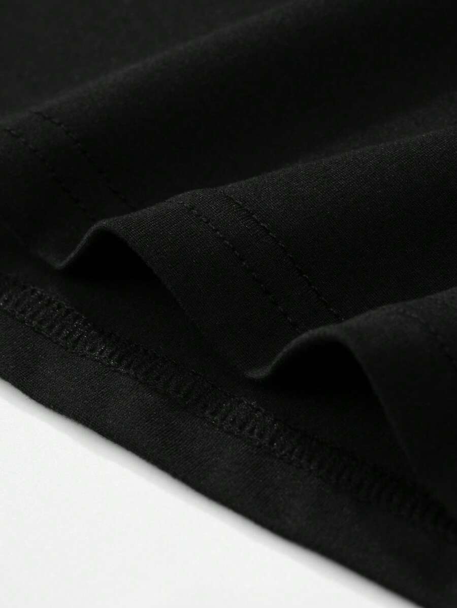 تيشيرت رجالي بدون أكمام باللون الأسود مطبوع عليه حروف برقبة دائرية