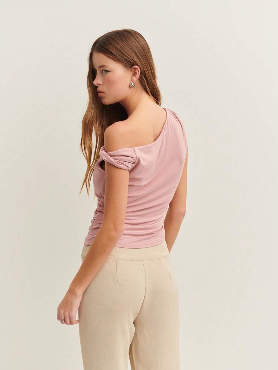 بلوزة نسائية بياقة غير متناظرة بقصّة ضيقة – shein