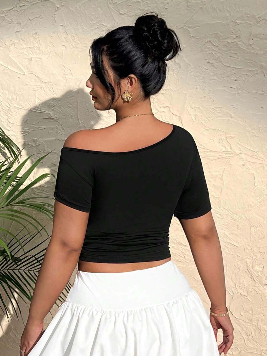 تي شيرت SHEIN EZwear نسائي مقاس كبير برقبة غير متماثلة وأكمام قصيرة