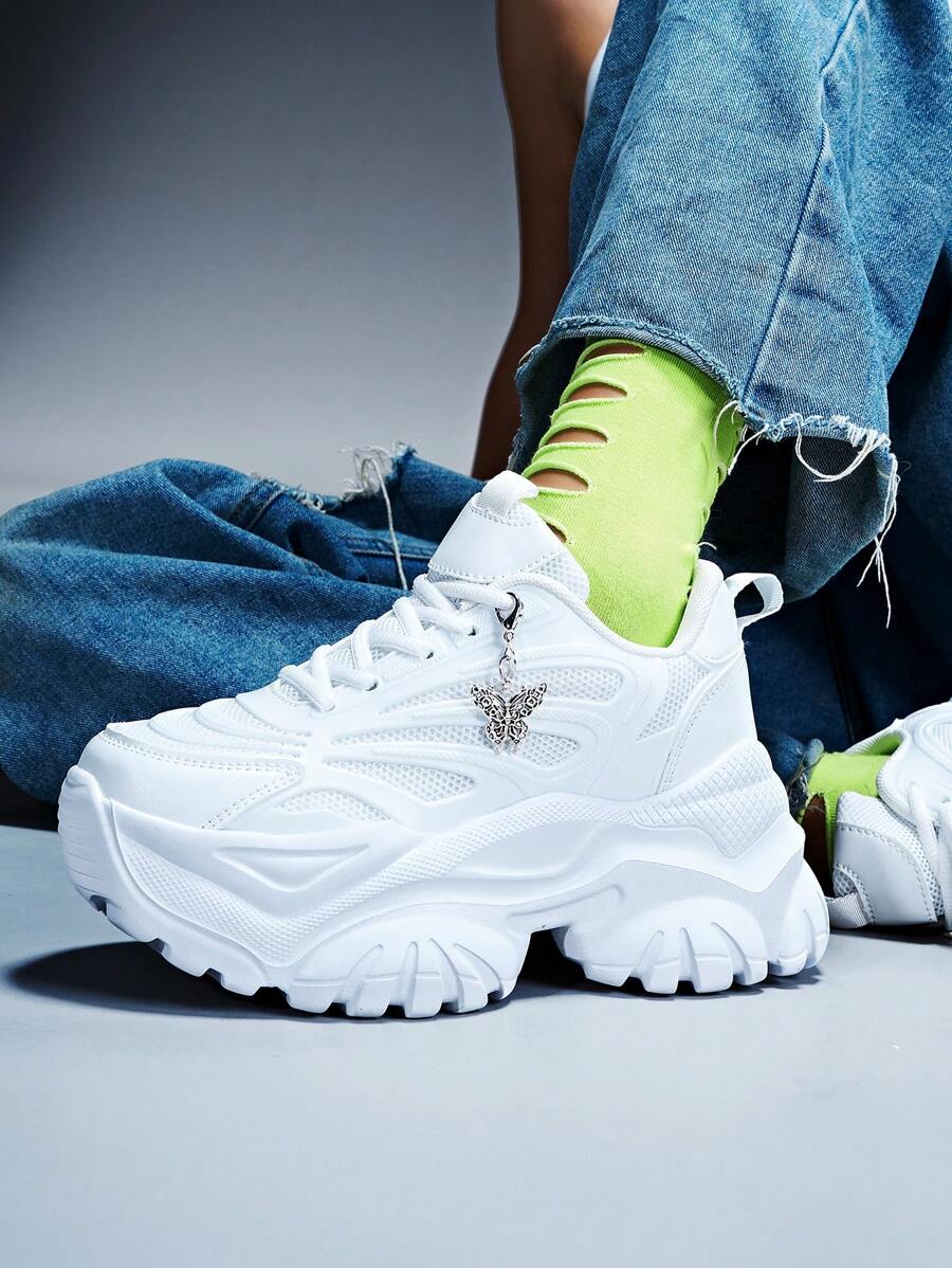 حذاء رياضي نسائي بكعب عالٍ ونعل سميك مزين بفراشة معدنية فضية اللون