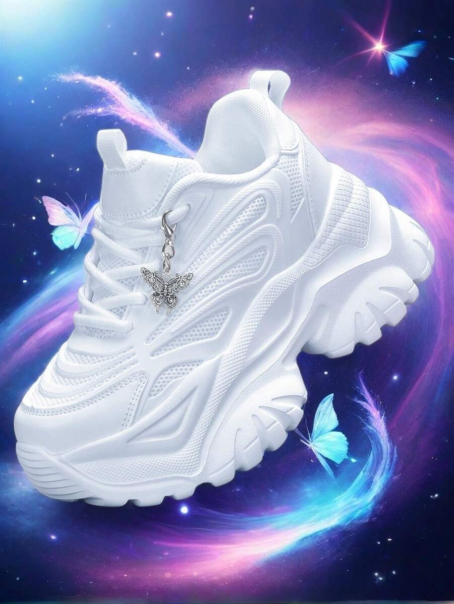 حذاء رياضي نسائي بكعب عالٍ ونعل سميك مزين بفراشة معدنية فضية اللون