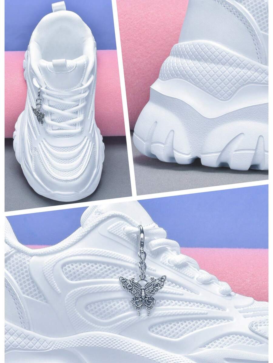 حذاء رياضي نسائي بكعب عالٍ ونعل سميك مزين بفراشة معدنية فضية اللون