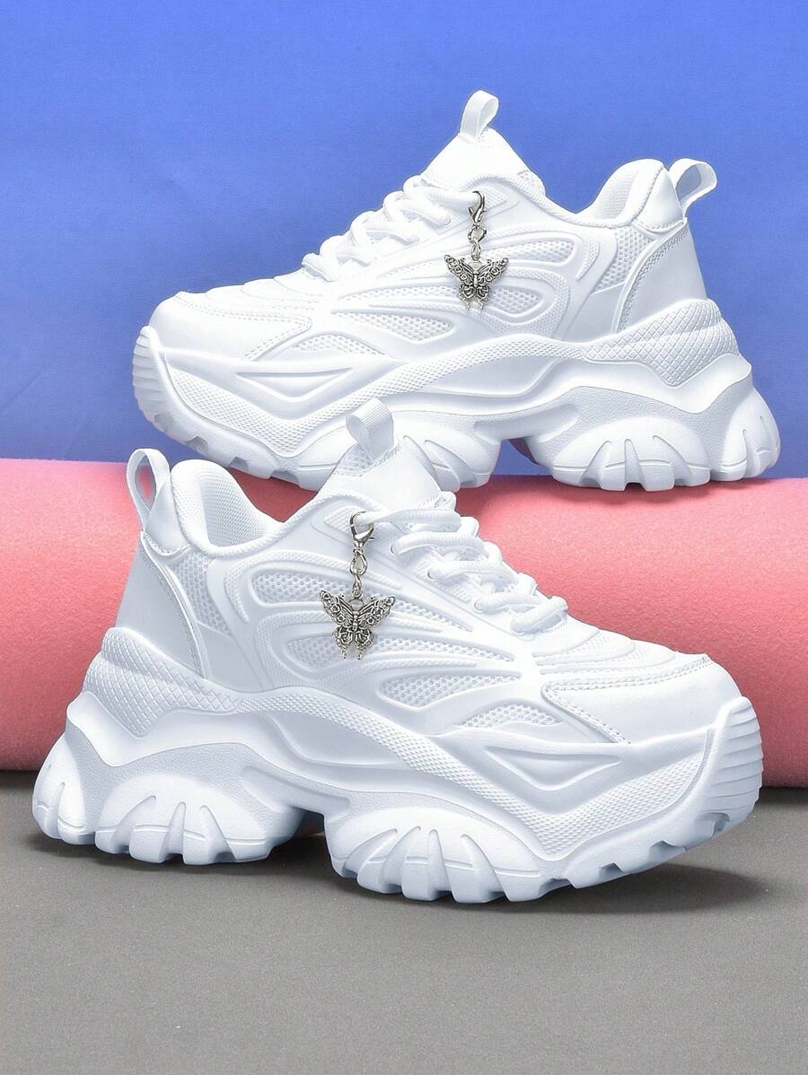 حذاء رياضي نسائي بكعب عالٍ ونعل سميك مزين بفراشة معدنية فضية اللون