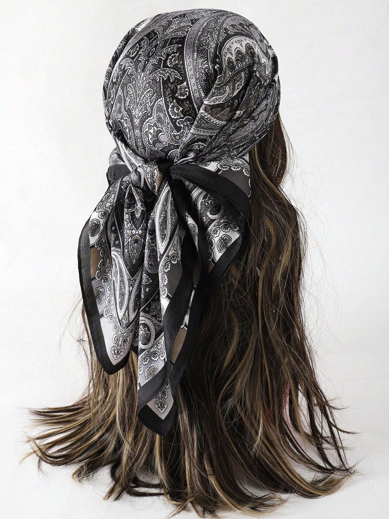 قطعة واحدة من وشاح الرأس/الرقبة من الساتان بطبعة بيزلي أنيقة على الطراز البوهيمي