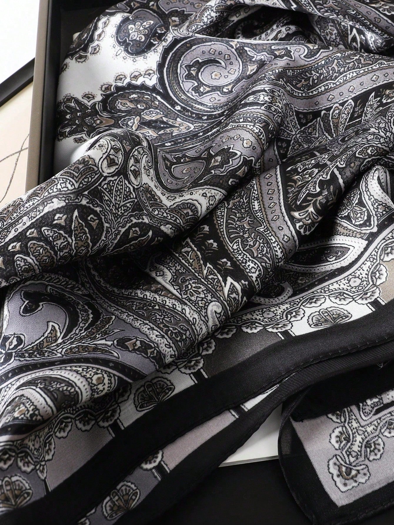 قطعة واحدة من وشاح الرأس/الرقبة من الساتان بطبعة بيزلي أنيقة على الطراز البوهيمي