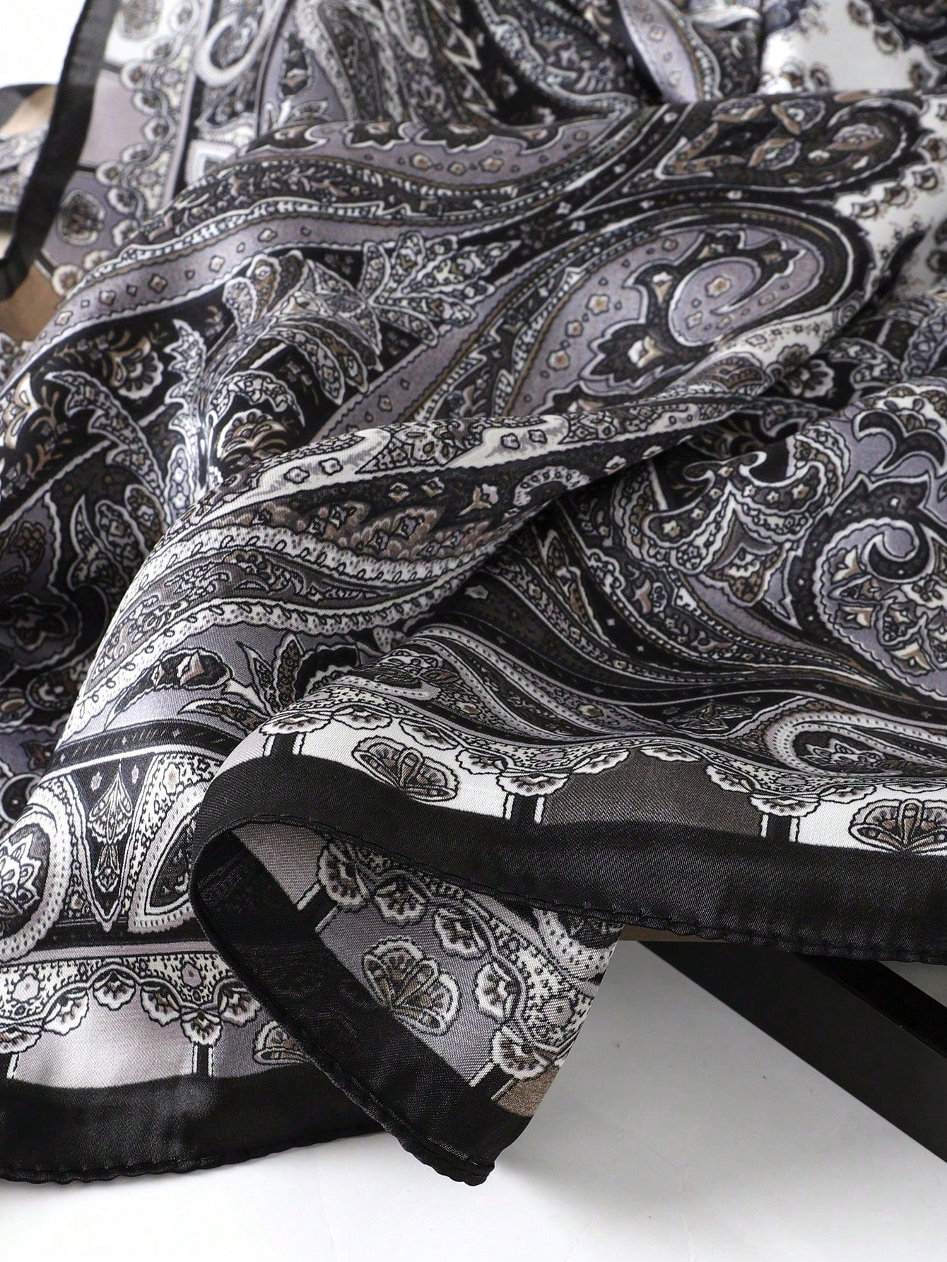 قطعة واحدة من وشاح الرأس/الرقبة من الساتان بطبعة بيزلي أنيقة على الطراز البوهيمي