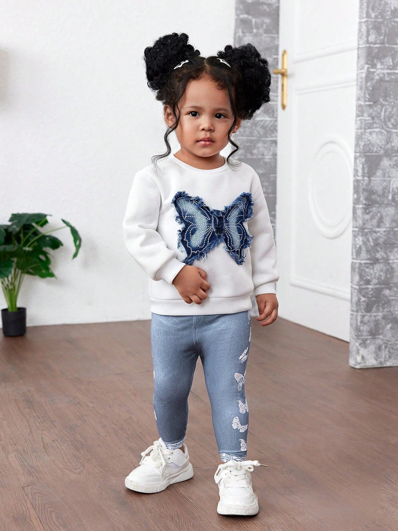 بنطلون شي إن بنقشة فراشات للبنات، مناسب للخروجات