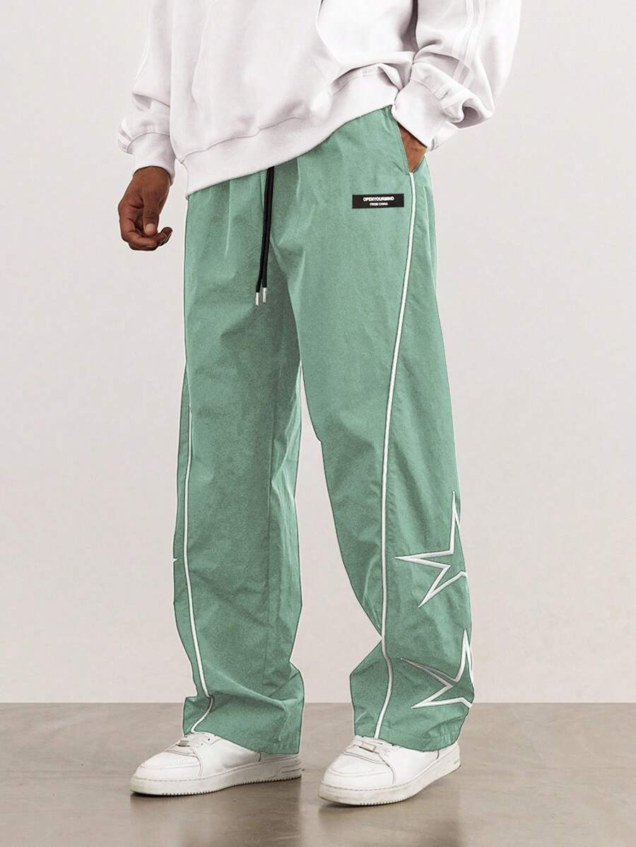 بنطلون رجالي فضفاض من Manfinity Hypemode بنمط نجوم وخطوط جانبية