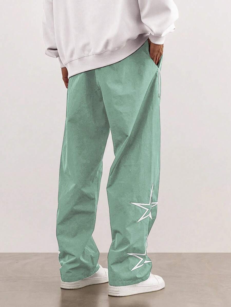 بنطلون رجالي فضفاض من Manfinity Hypemode بنمط نجوم وخطوط جانبية