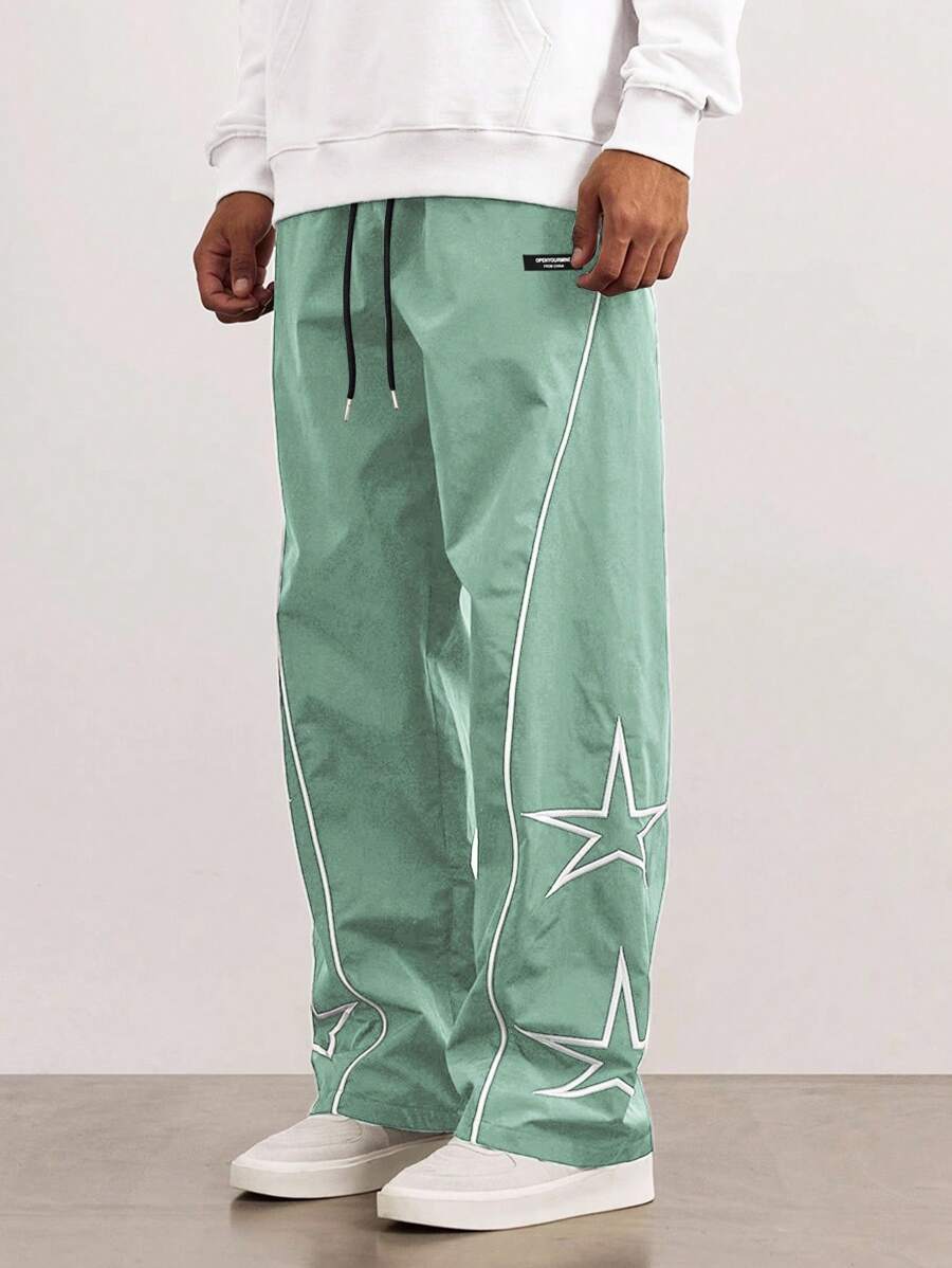 بنطلون رجالي فضفاض من Manfinity Hypemode بنمط نجوم وخطوط جانبية
