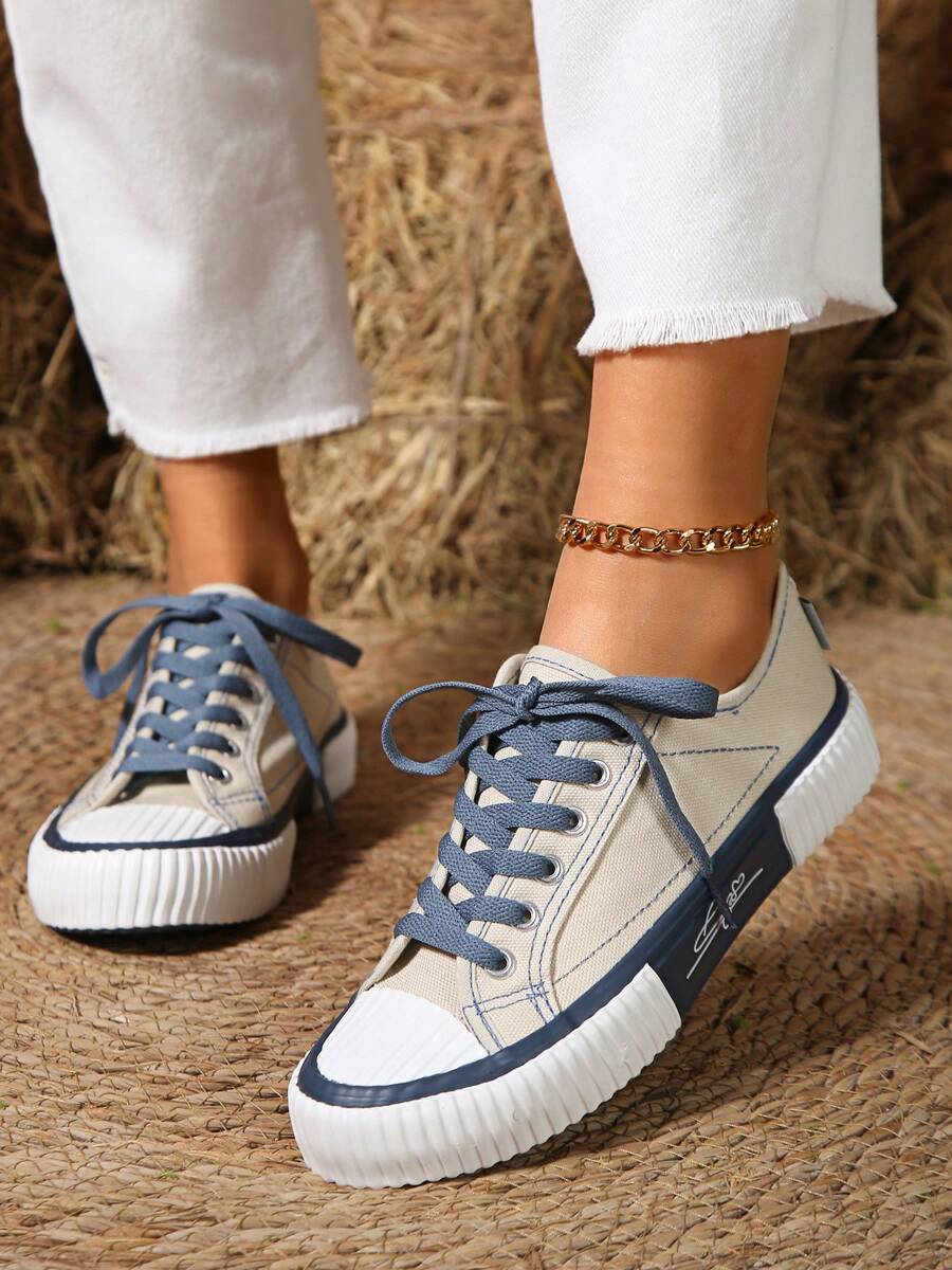 زوج واحد من أحذية أكسفورد النسائية العصرية بألوان متباينة