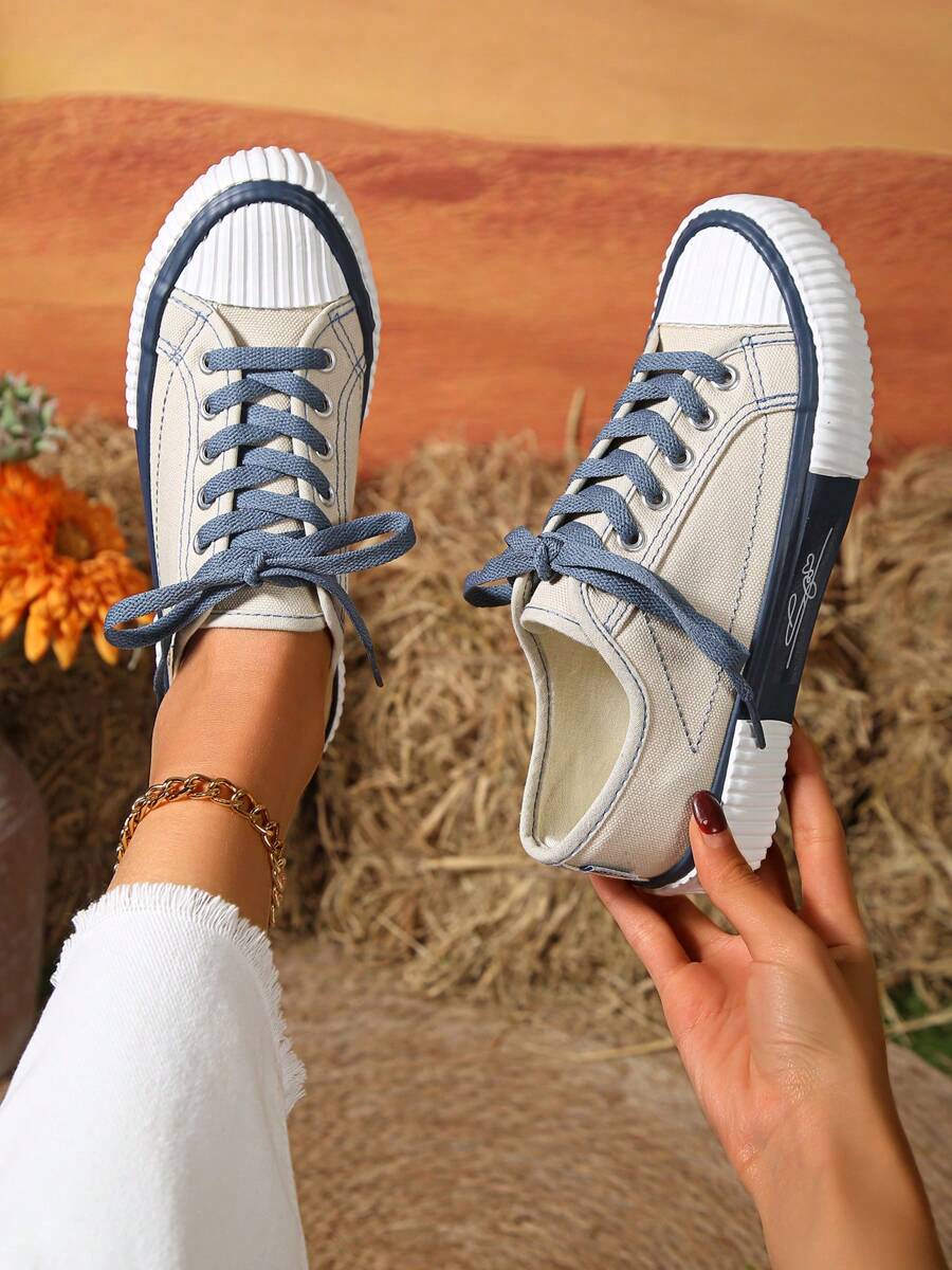 زوج واحد من أحذية أكسفورد النسائية العصرية بألوان متباينة