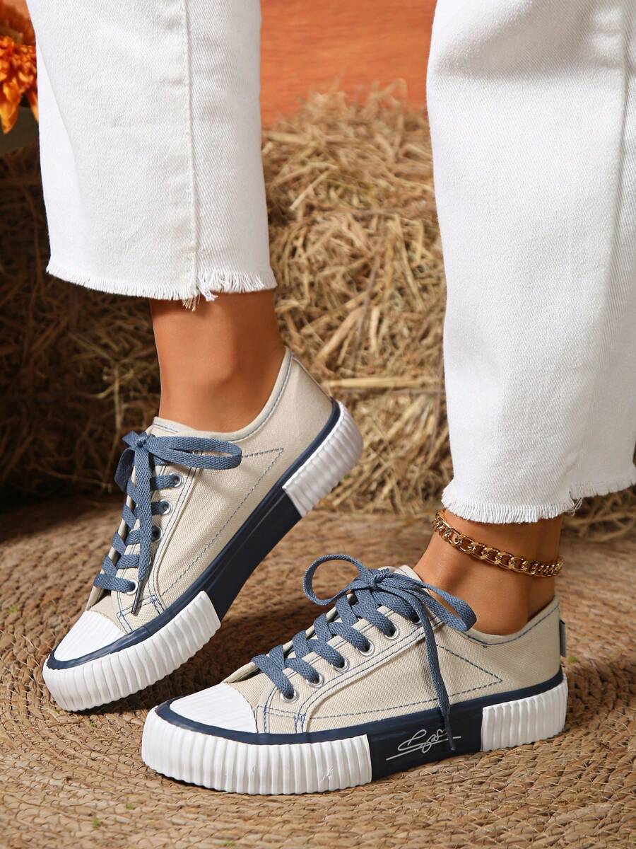 زوج واحد من أحذية أكسفورد النسائية العصرية بألوان متباينة