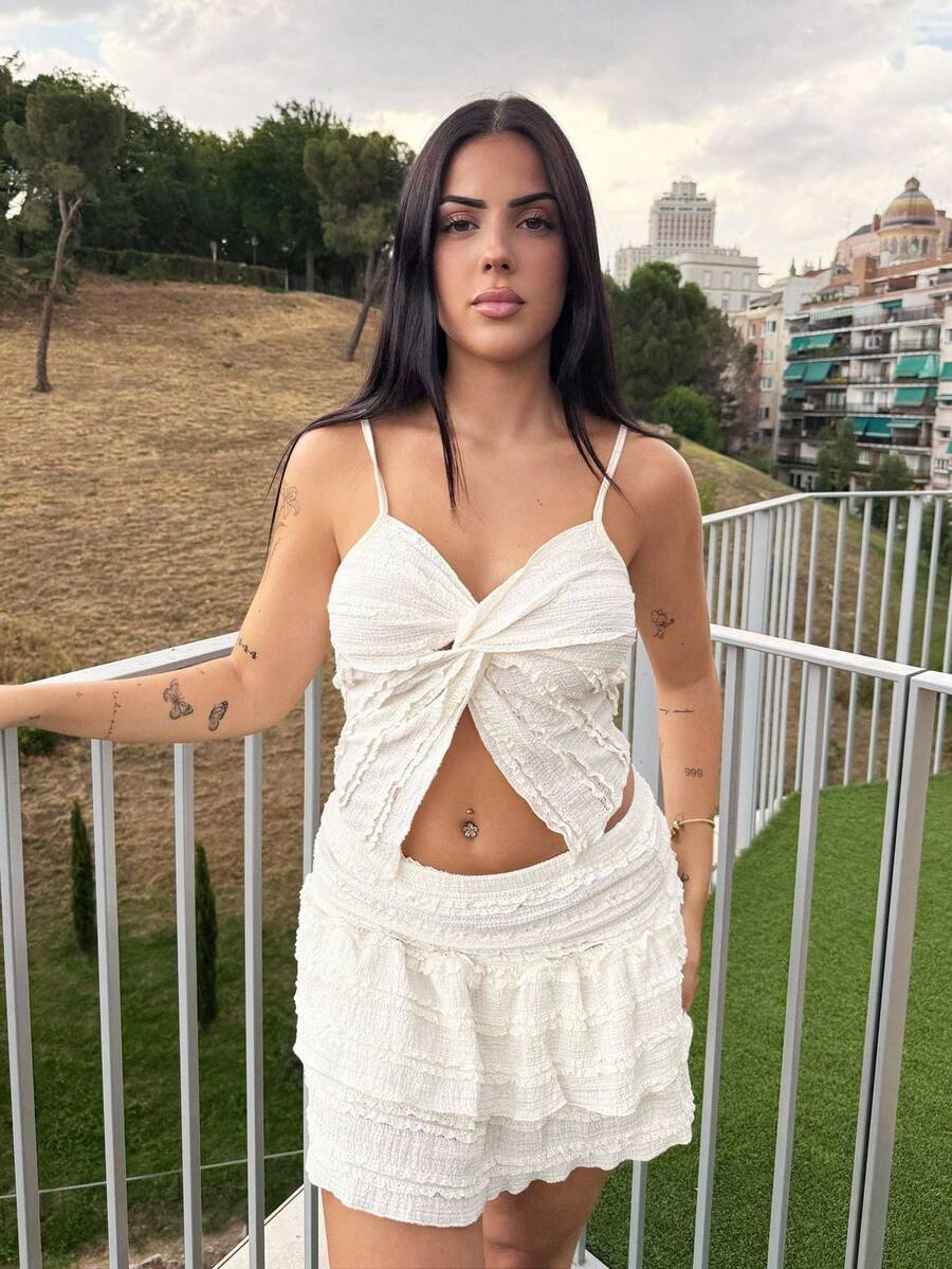 طقم من قطعتين من بلوزة لوسيا بيليدو الفرنسية الأنيقة ذات الكشكشة وعقدة ملتوية مع تنورة قصيرة على شكل حرف A