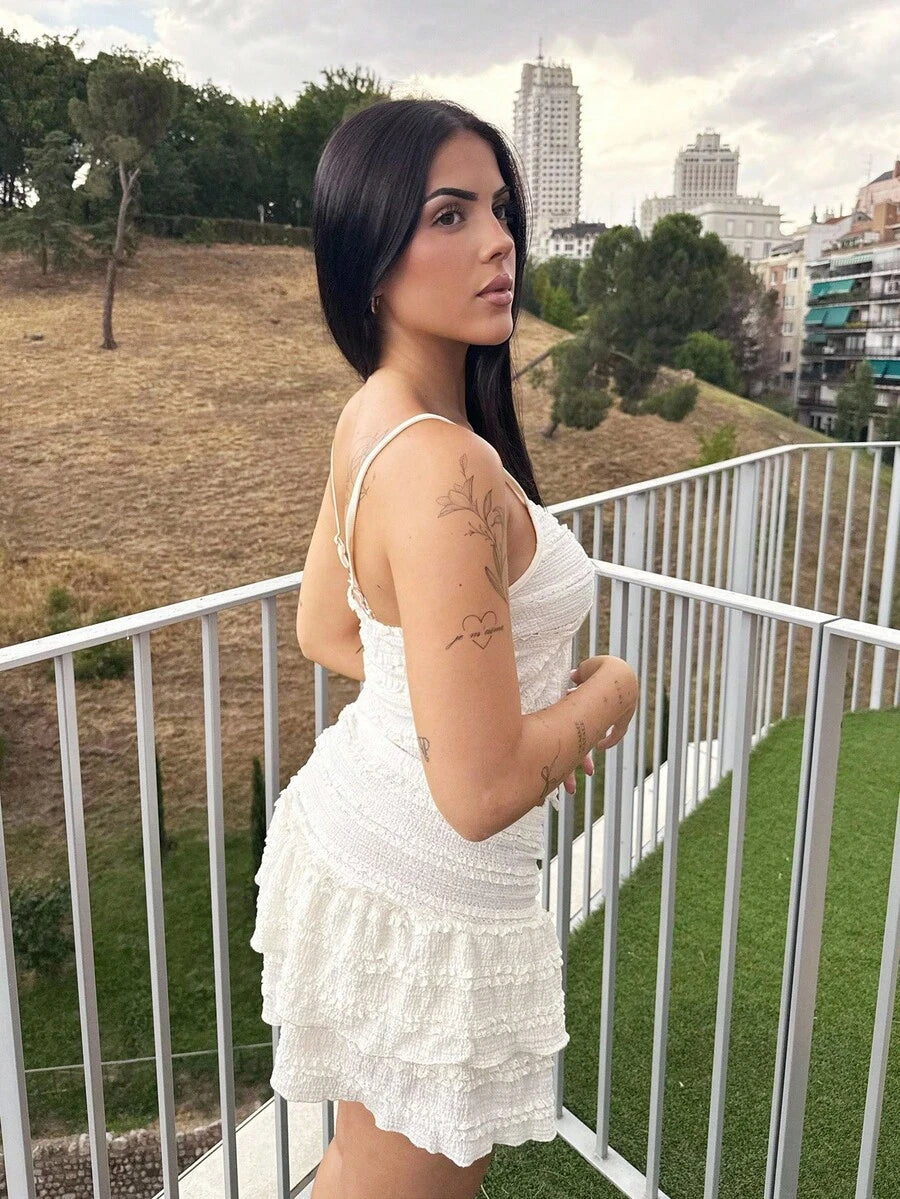 طقم من قطعتين من بلوزة لوسيا بيليدو الفرنسية الأنيقة ذات الكشكشة وعقدة ملتوية مع تنورة قصيرة على شكل حرف A