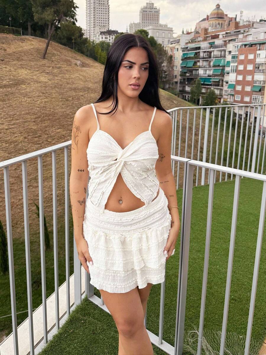 طقم من قطعتين من بلوزة لوسيا بيليدو الفرنسية الأنيقة ذات الكشكشة وعقدة ملتوية مع تنورة قصيرة على شكل حرف A