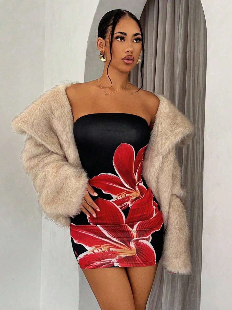 فستان صيفي قصير بدون أكتاف من Glamine – تصميم جذاب باللون الأحمر وطبعة زهرية على خلفية سوداء