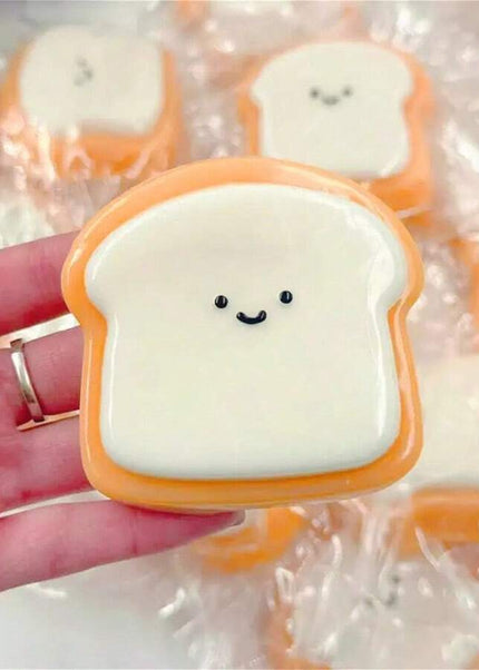 لعبة إسفنجيّة على شكل شريحة خبز – Squishy Bread لتخفيف التوتر بارتداد بطيء