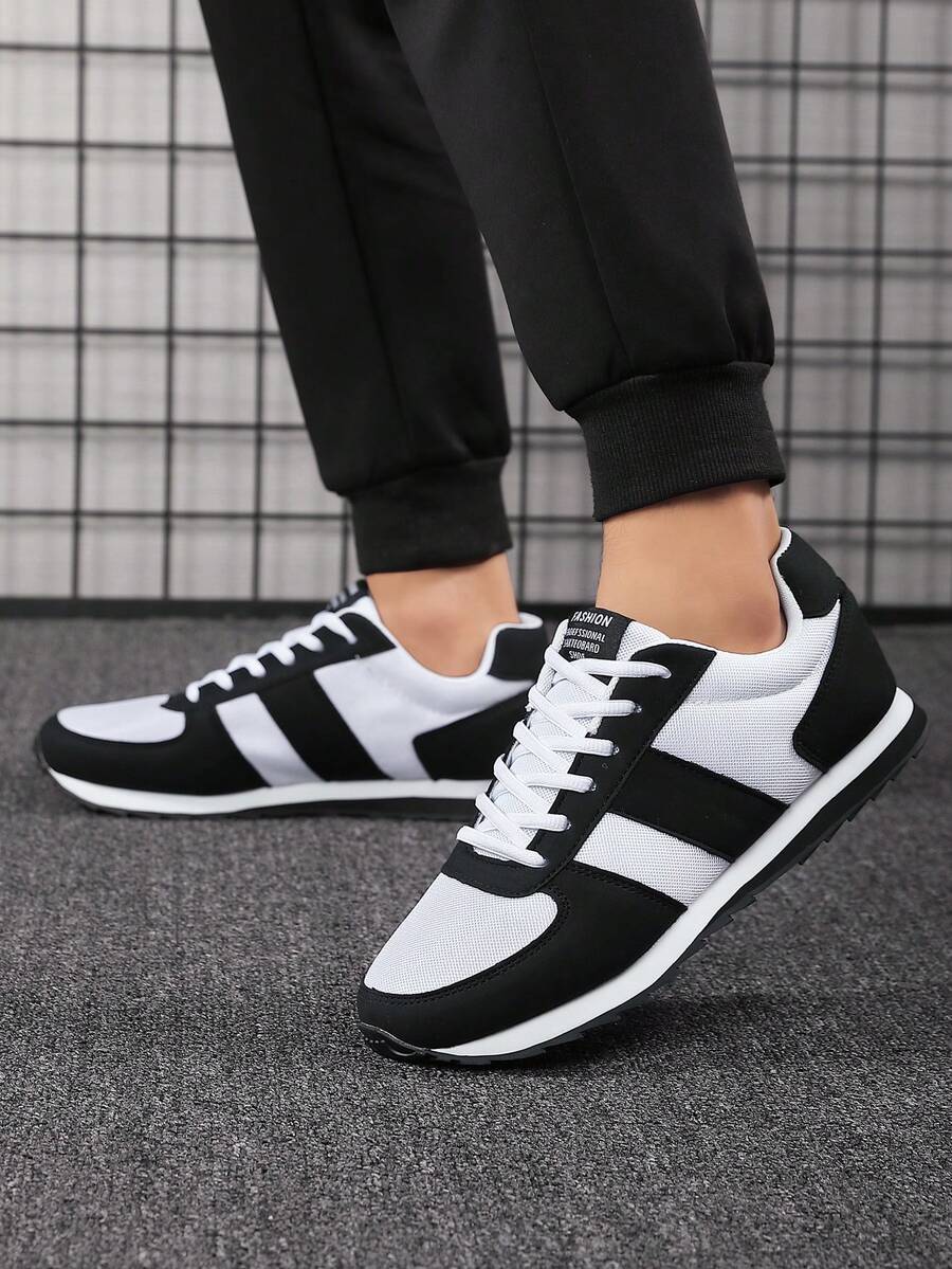 حذاء رياضي رجالي باللونين الأبيض والأسود من Shein