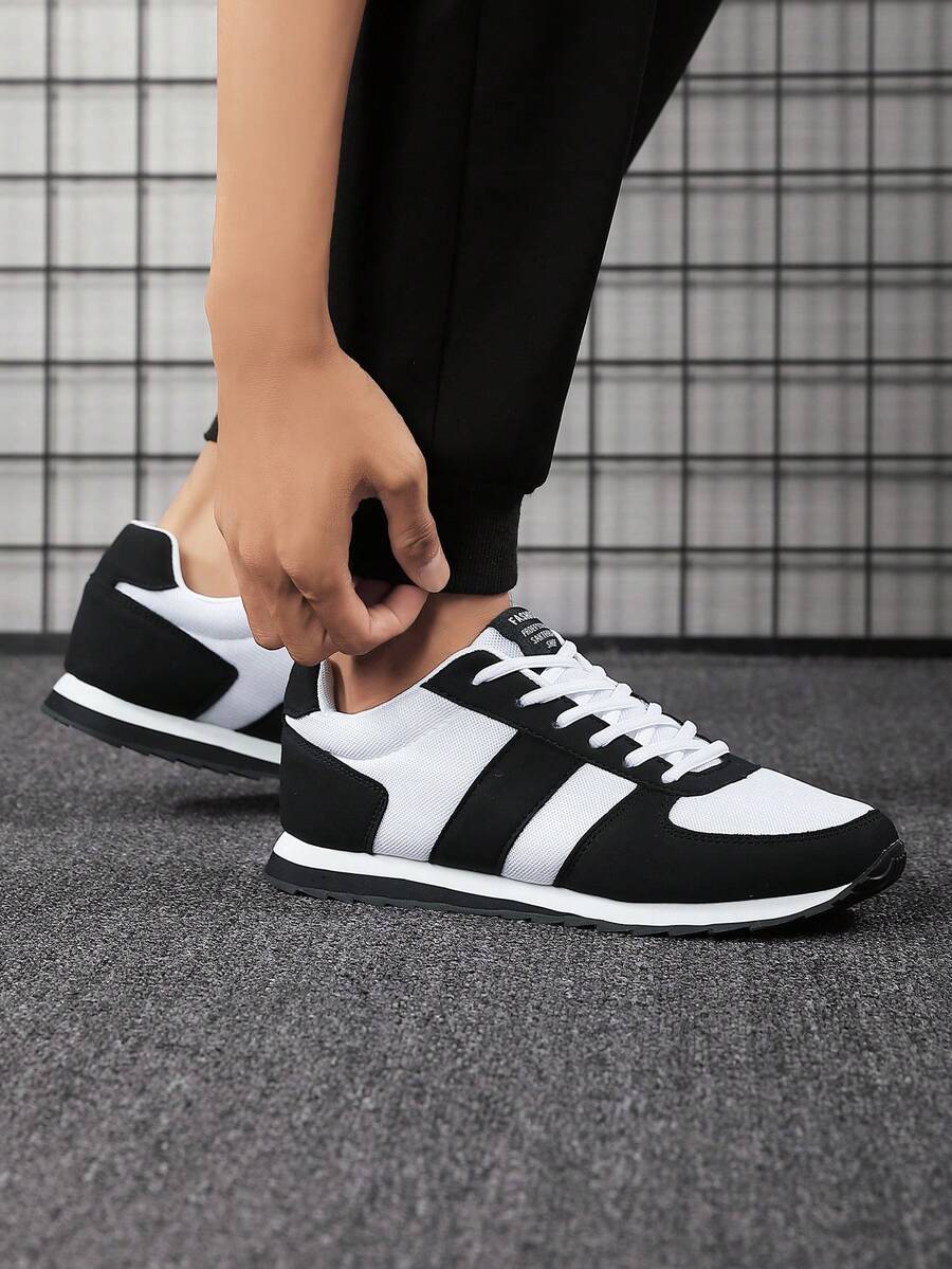 حذاء رياضي رجالي باللونين الأبيض والأسود من Shein