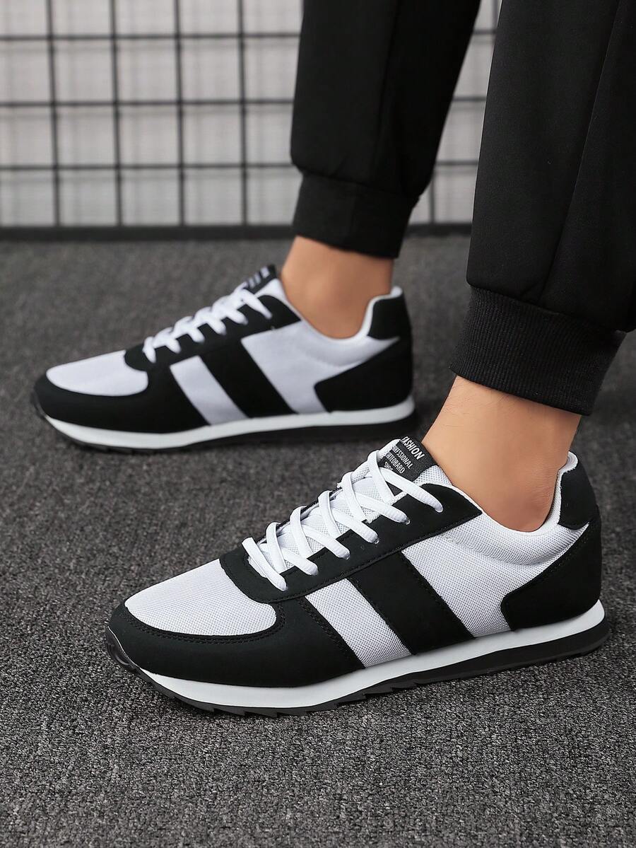 حذاء رياضي رجالي باللونين الأبيض والأسود من Shein