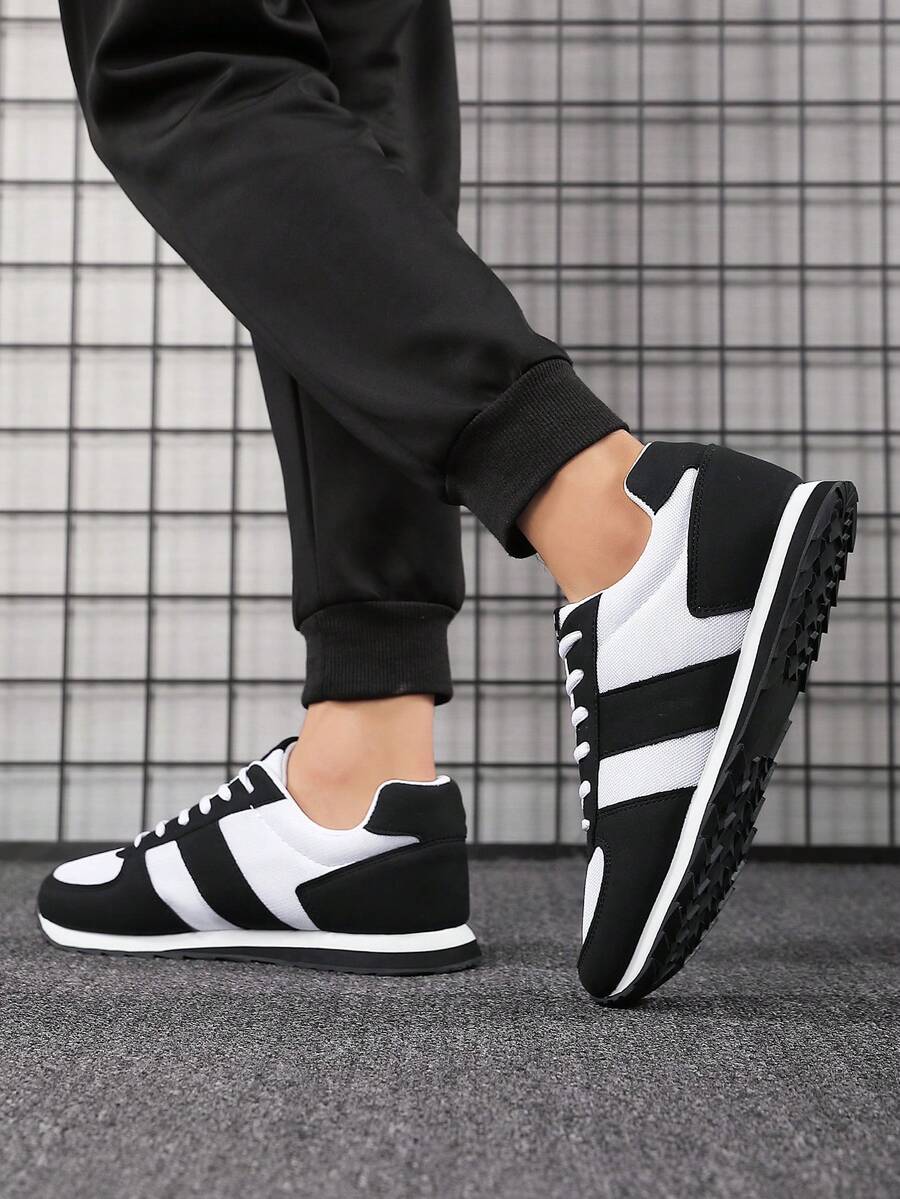 حذاء رياضي رجالي باللونين الأبيض والأسود من Shein