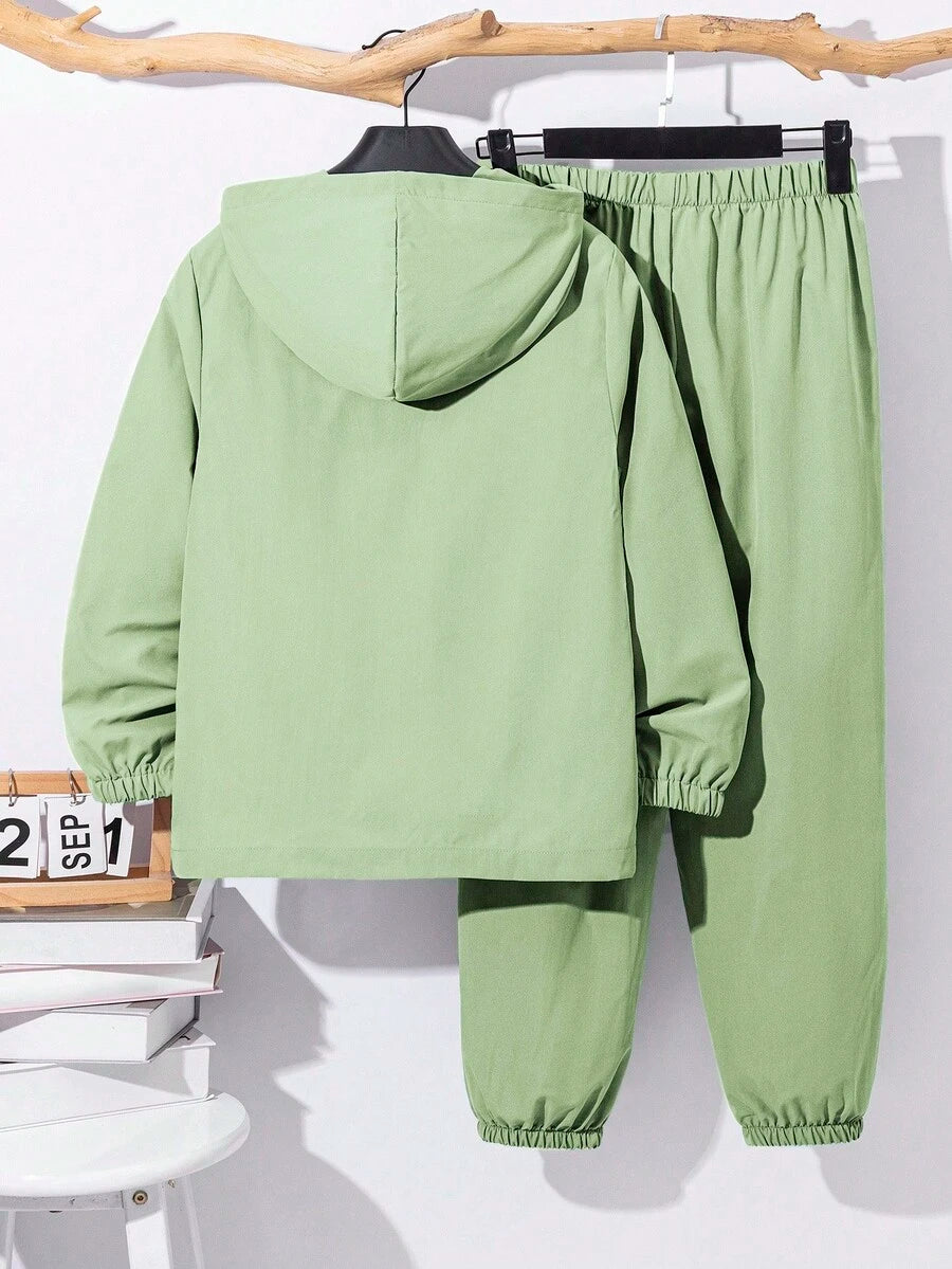 طقم شي ان للأولاد من قطعتين - جاكيت بغطاء رأس وسحاب وبنطال برباط، بتصميم رياضي كاجوال مناسب للخريف/الشتاء