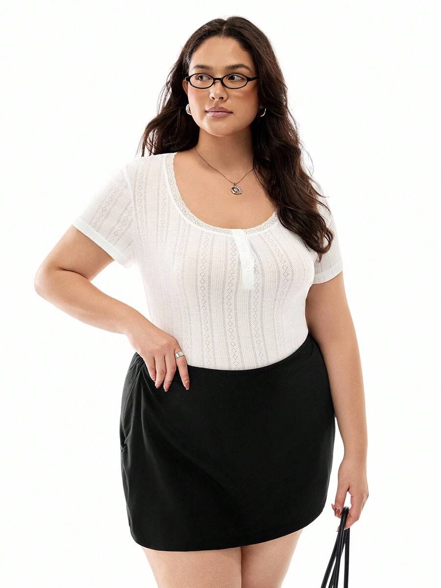 تي شيرت SHEIN EZwear مقاس كبير من قماش الجاكار المزخرف بالدانتيل باللون الأبيض بأكمام قصيرة