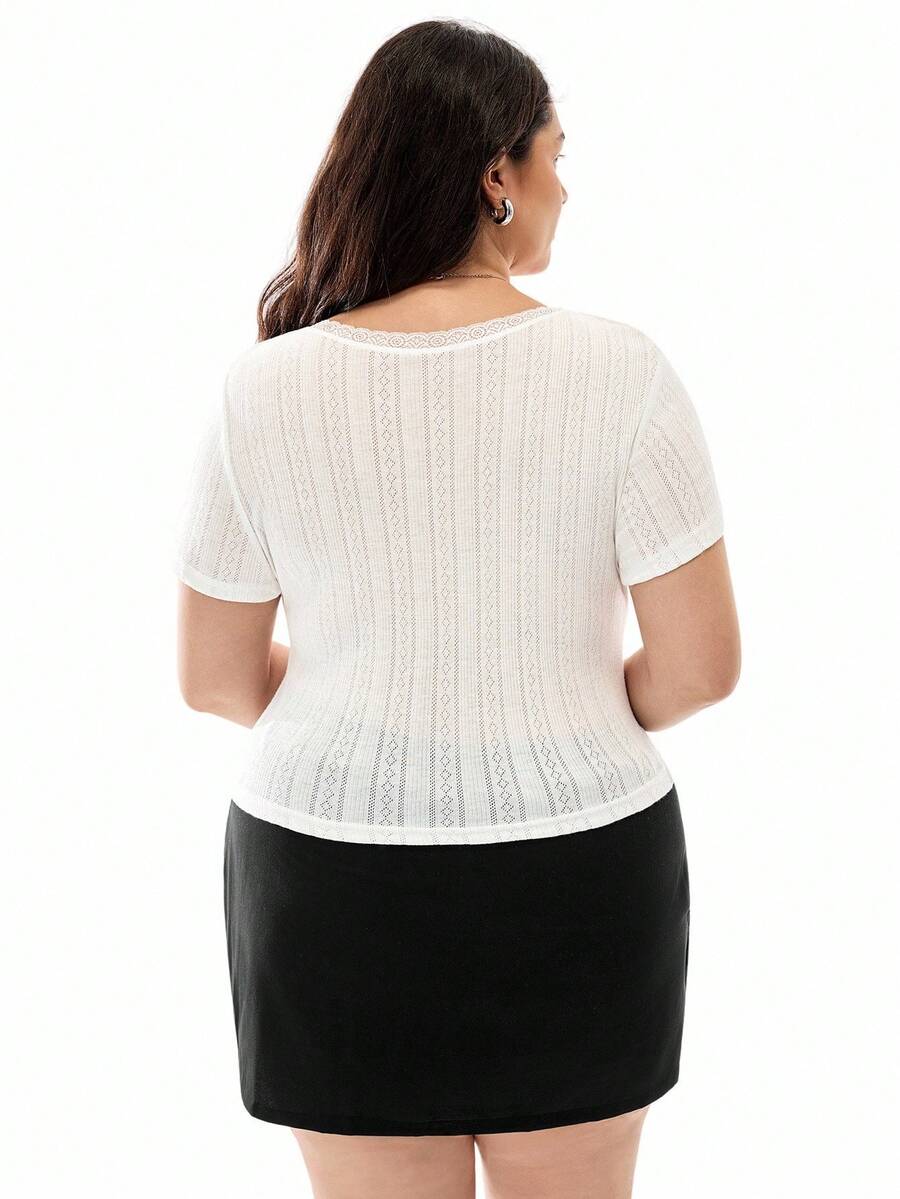 تي شيرت SHEIN EZwear مقاس كبير من قماش الجاكار المزخرف بالدانتيل باللون الأبيض بأكمام قصيرة