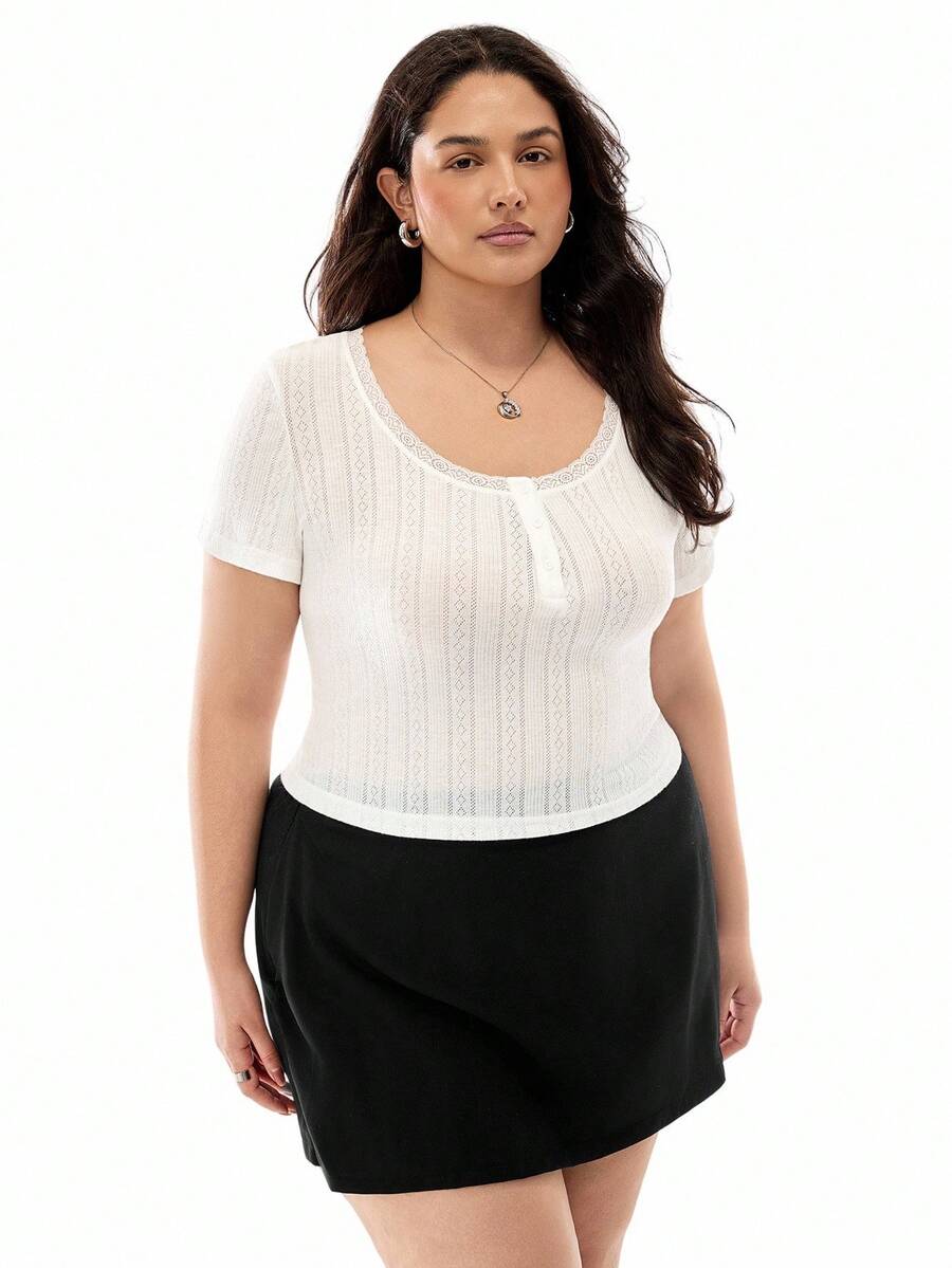 تي شيرت SHEIN EZwear مقاس كبير من قماش الجاكار المزخرف بالدانتيل باللون الأبيض بأكمام قصيرة