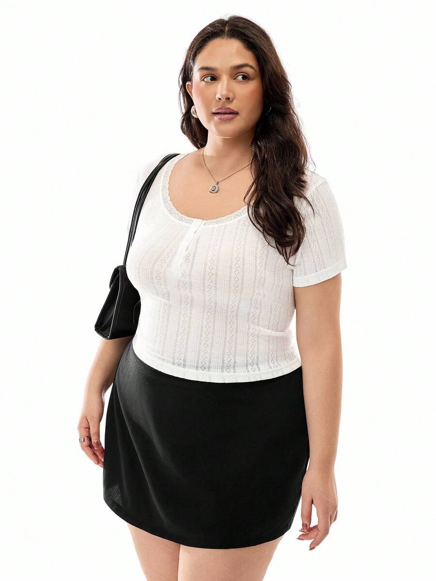 تي شيرت SHEIN EZwear مقاس كبير من قماش الجاكار المزخرف بالدانتيل باللون الأبيض بأكمام قصيرة