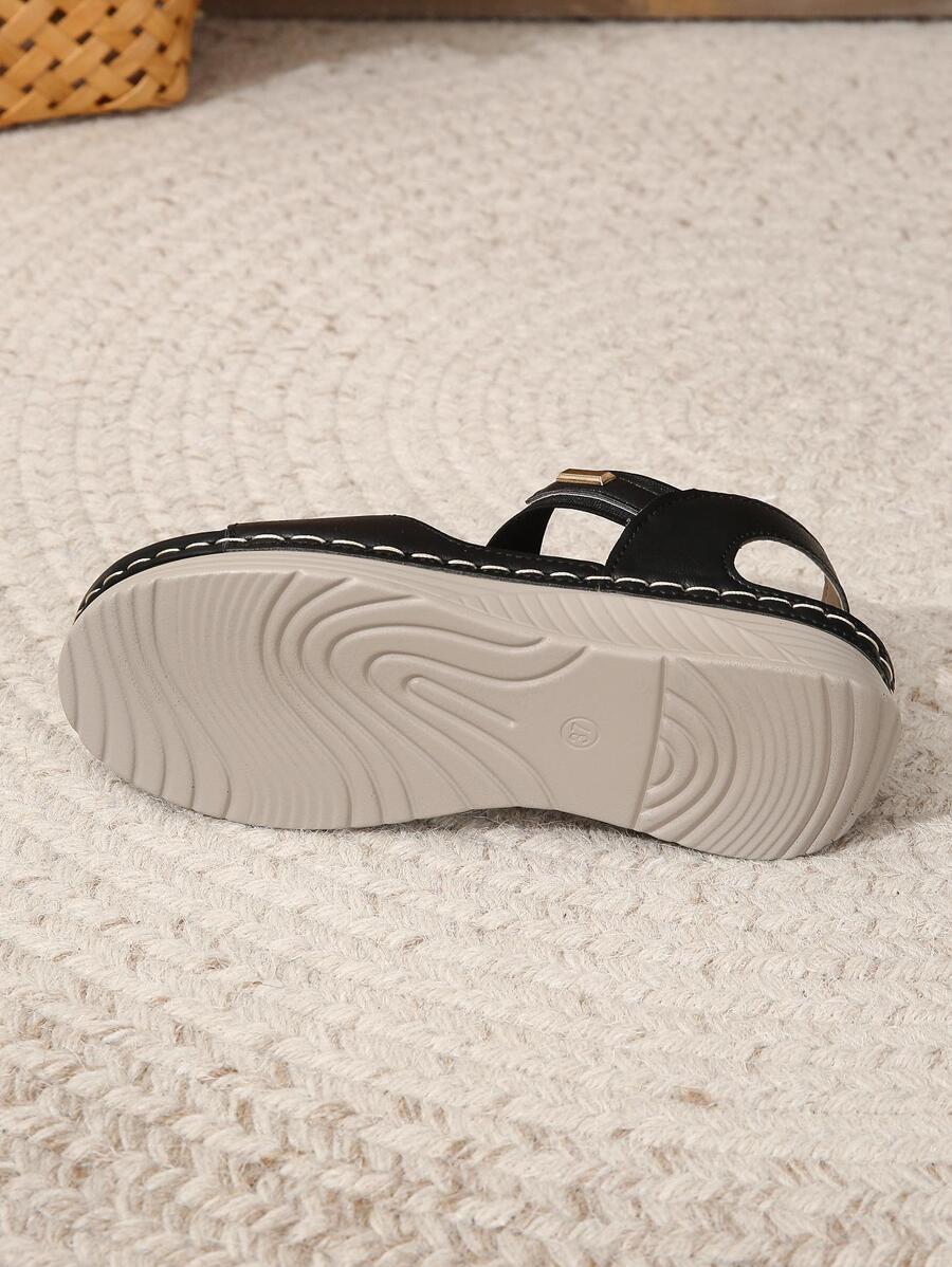 صندل نسائي مسطح بكعب ويدج ناعم وخفيف الوزن على الطراز الروماني
