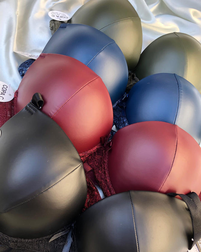 مجموعة لانجري نسائية مثيرة مصنوعة من الجلد الصناعي والدانتيل ومزينة بسحاب