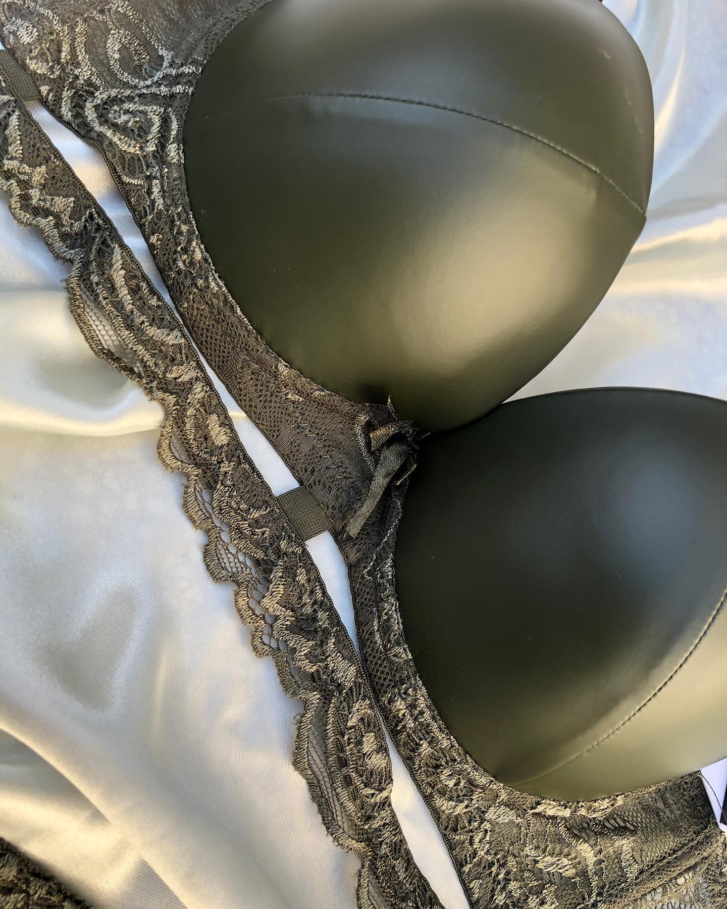 Sexy women's lingerie set, made of faux leather and lace, decorated with zipper