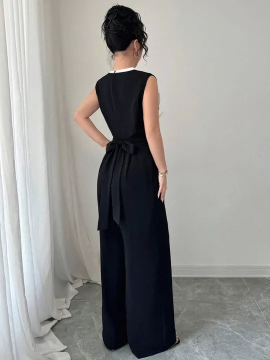 جمبسوت أسود أنيق بدون أكمام بتفاصيل زهرة بيضاء