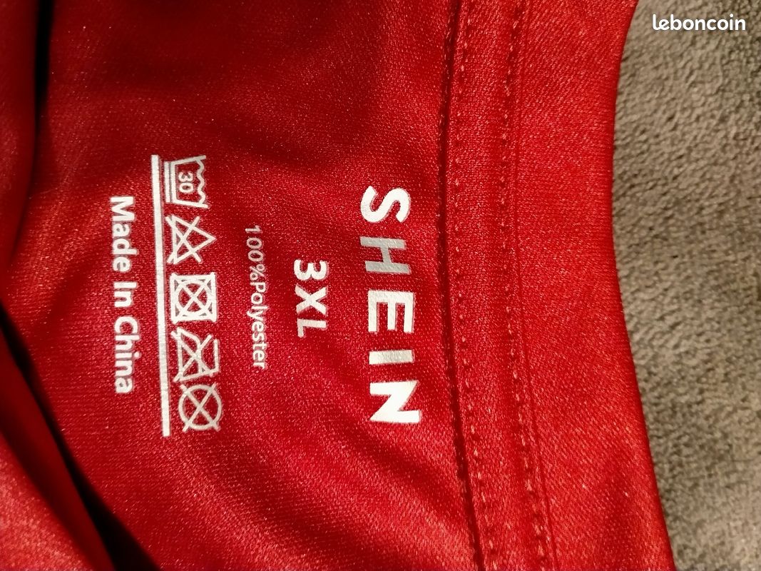 تيشيرت أحمر مطبوع بقلوب من Shein