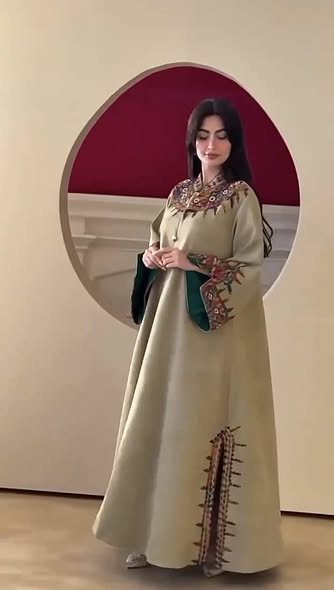 فستان طويل مطبوع بزهور عباد الشمس من Shein