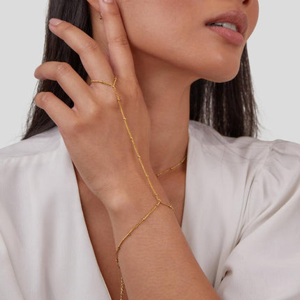 سوار يد مع خاتم متصل بسلسلة مطلي باللون الذهبي – تصميم عصري وأنيق للنساء