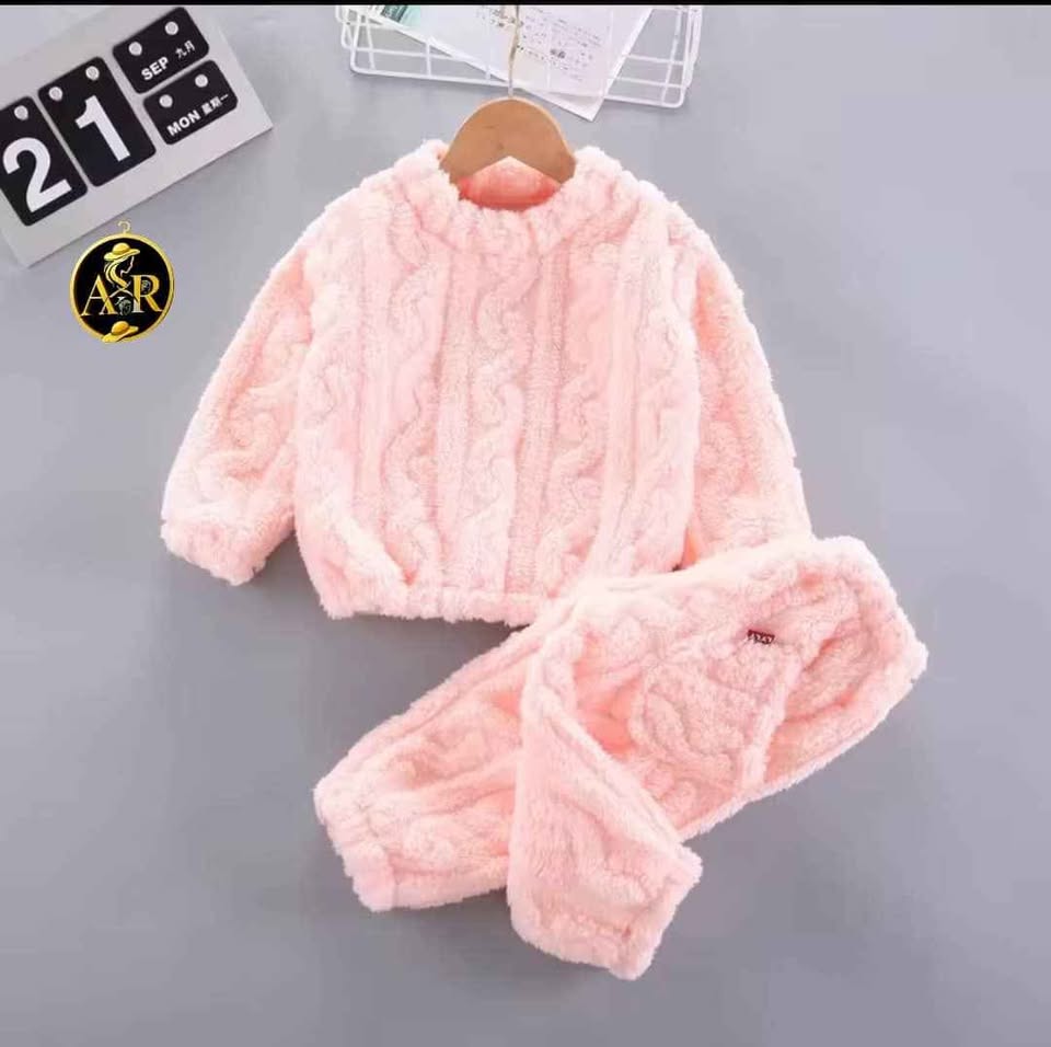 طقم شتوي للأطفال مصنوع من خامة فرو ناعمة ودافئة