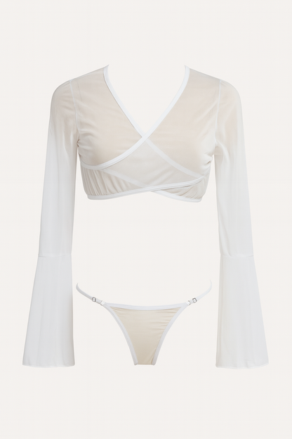 طقم نسائي مكون من قطعتين بلون أبيض بتصميم شبكي متباين